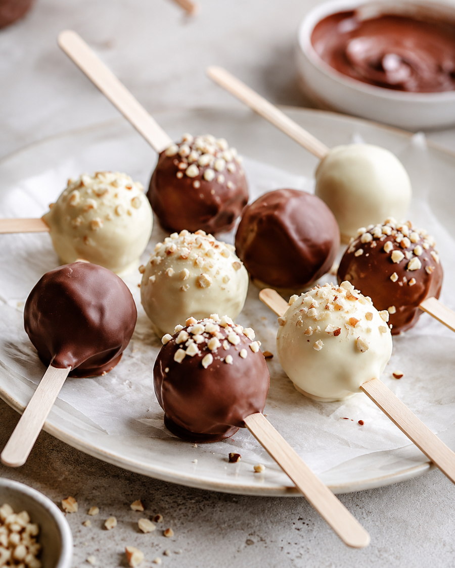 Orange und Cherry Marzipan Pops